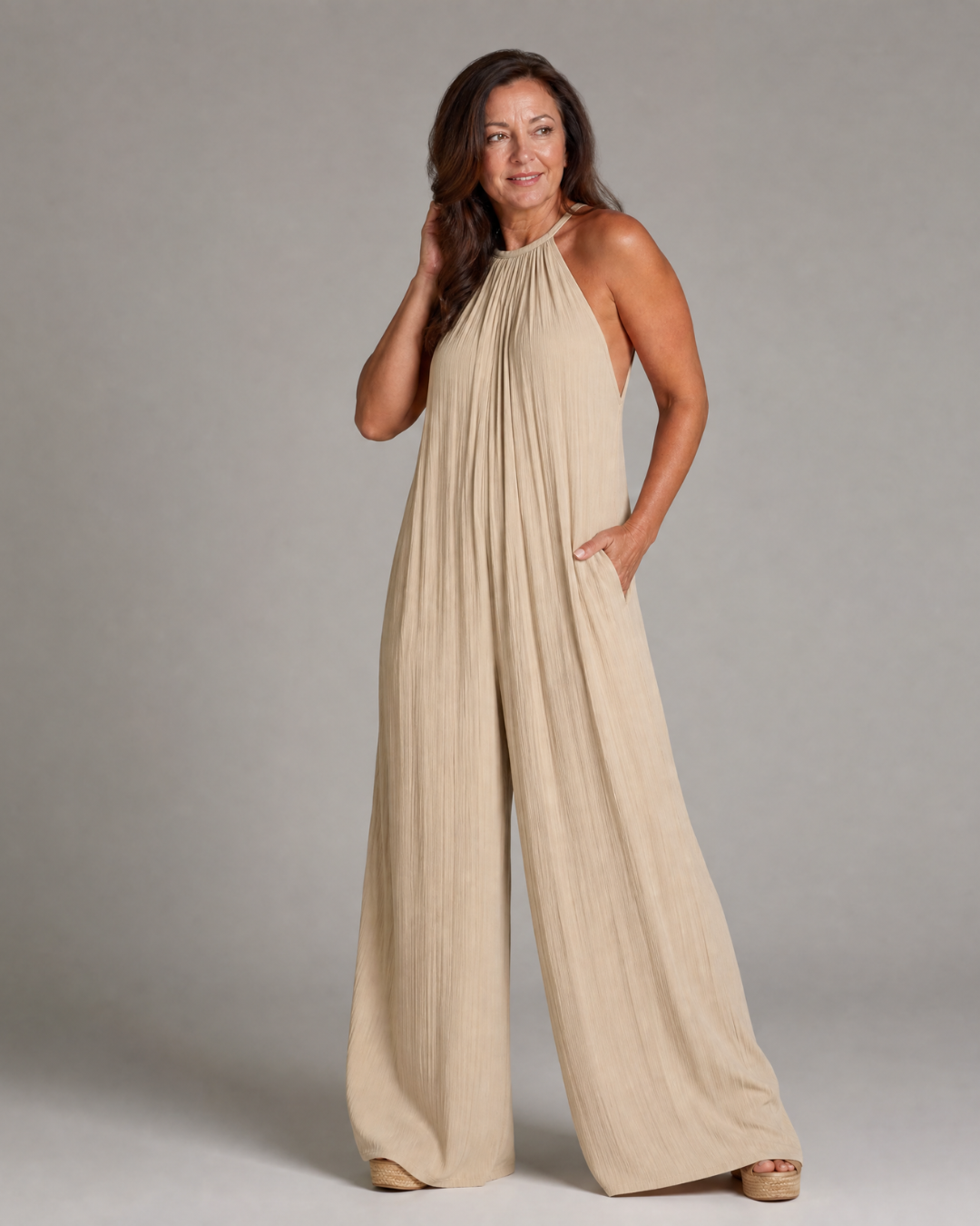 Sylvara | Geplooide Halter Nek Brede Pijpen Ontspannen Jumpsuit