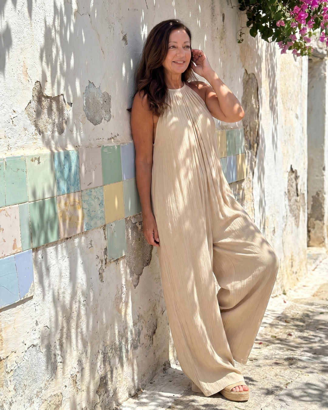 Sylvara | Geplooide Halter Nek Brede Pijpen Ontspannen Jumpsuit